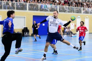 Aanwinst Semmy Stigter van Hercules scoort tegen de teruggehaalde keeper van Hellas Michel Pronk (foto: Patrick Dolkens