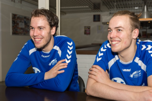 Nick de Knegt (links) komt volgend seizoen uit voor Quintus in de Bene-League; broer René (rechts) blijft bij Hellas Foto: Patrick Dolkens