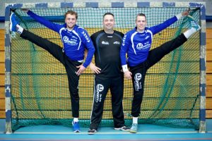 Bart Uijtdebroek (midden) met twee van zijn huidige keepers bij Hellas, René de Knegt (rechts) en Tjalle Barreveld (links) Foto: Jet van Bergen en Henegouwen