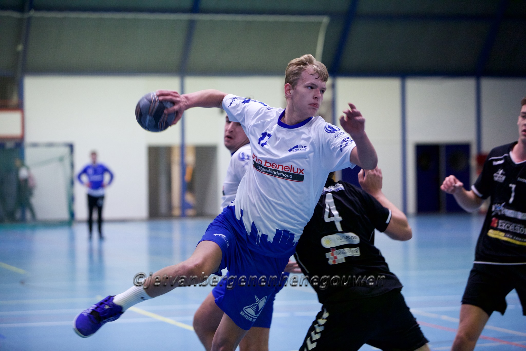 COMPETITIE OPENT MET BELADEN DERBY HELLAS-WHC/HERCULES