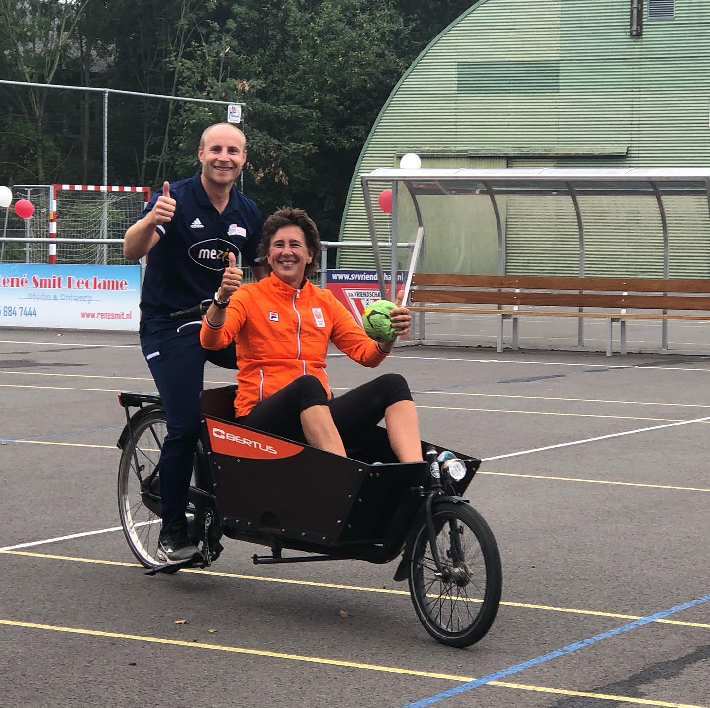 Leon gaat fietsen door het hele land!