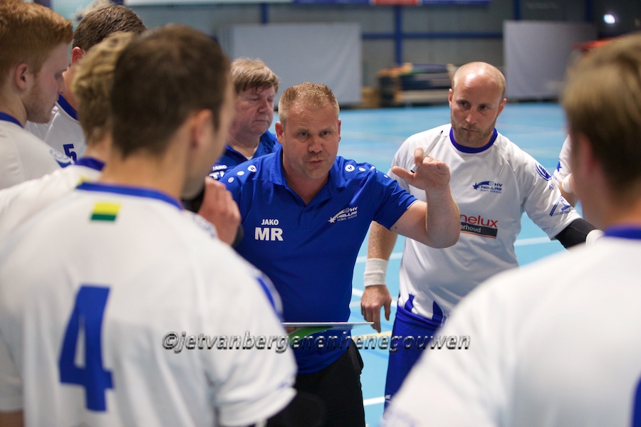 HELLAS EN TRAINER MAARTEN ROESTENBURG PER DIRECT UIT ELKAAR