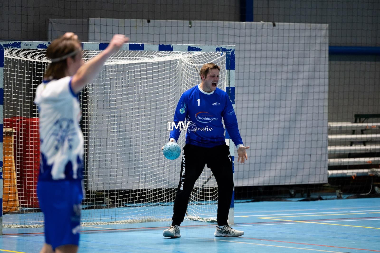 Handballers Hellas bereiden zich op bijzondere manier voor op de competitie: ‘Ik ben trots dat wij dit doen’