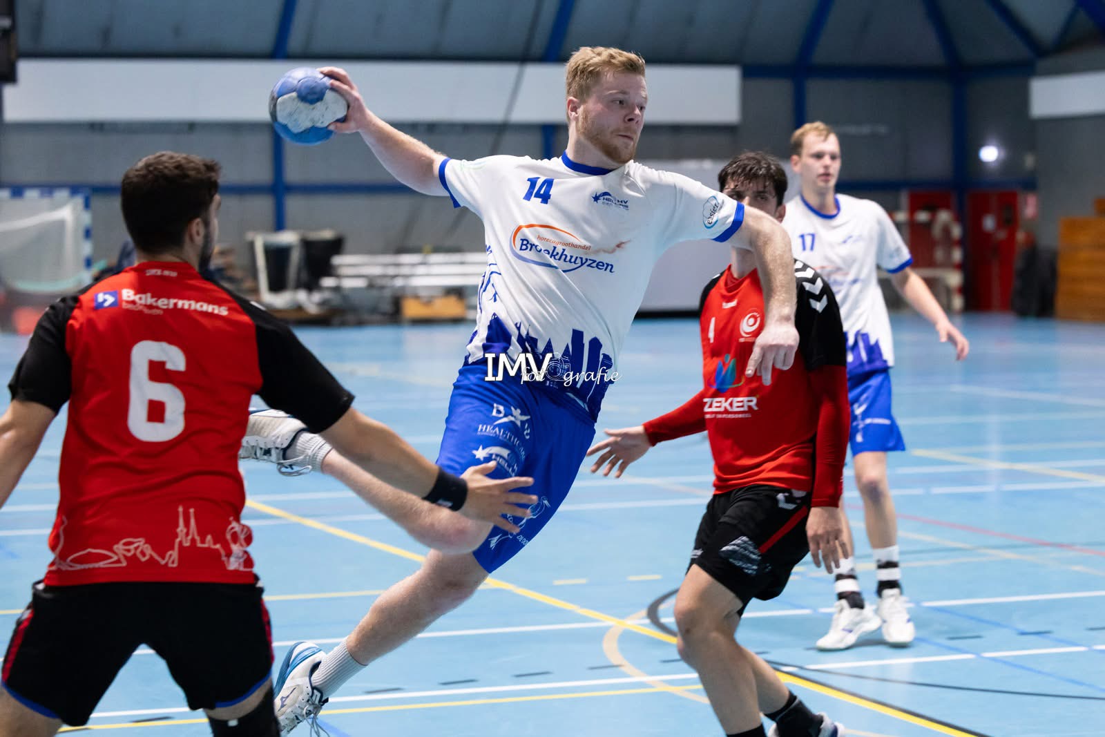 HELLAS DOET GOEDE ZAKEN; SUPER LEAGUE BLIJFT IN ZICHT